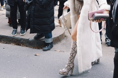Milan, İtalya - 24 Şubat 2018: sokakta Milano Moda Haftası sırasında poz kentsel bir kıyafeti giymiş moda etkileyen.