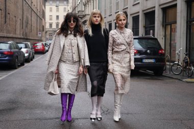 Milan, İtalya - 22 Şubat 2018: Fendi gösterdikten sonra Milano Moda haftasında - sokak stili kavram yürümeye moda kız.
