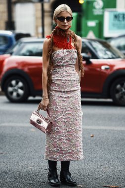 2 Ekim 2018: Paris, Fransa - etkileyen şık kıyafeti Paris moda haftası - Pfwss19 poz ile