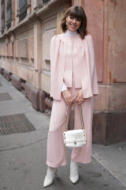 Milan, İtalya - 22 Şubat 2018: Fendi gösterdikten sonra Milano Moda haftasında şık kıyafet poz ile kız.