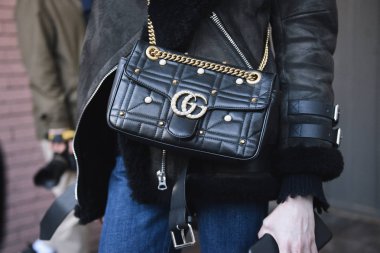 Milan, İtalya - 21 Şubat 2018: Milan Fashion Week gösterileri sırasında bir Gucci çanta kızla.