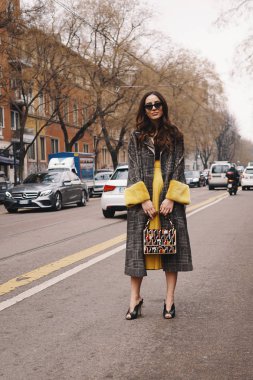 Milan, İtalya - 22 Şubat 2018: Fendi giyim ve aksesuar Milano Moda haftasında giyen moda kız.