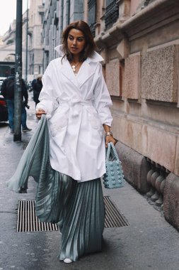 Milan, İtalya - 22 Şubat 2018: Moda şık giyim ve aksesuarları bir kızla sırasında görünümünü Milan Fashion Week.