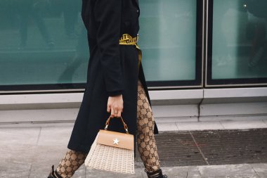 Milan, İtalya - 24 Şubat 2018: sokakta Milano Moda Haftası sırasında poz kentsel bir kıyafeti giymiş moda etkileyen.