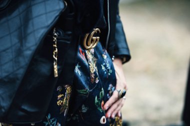 2 Ekim 2018: Paris, Fransa - etkileyen şık kıyafeti Paris moda haftası - Pfwss19 poz ile