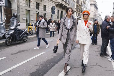 Milan, İtalya - 21 Şubat 2018: Modelleri, blogcular ve Milano Moda Haftası sırasında moda ve şık görünümlü etkilendiği isimlerden.