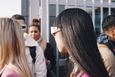 Milan, İtalya - 21 Şubat 2018: Kadın Milan moda hafta sırasında Gucci kıyafeti ile.