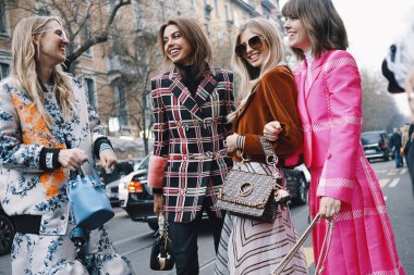 Milan, İtalya - 21 Şubat 2018: Modelleri, blogcular ve Milano Moda Haftası sırasında moda ve şık görünümlü etkilendiği isimlerden.