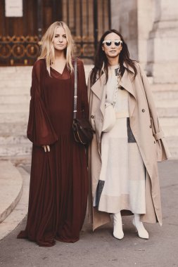1 Ekim 2018: Paris, Fransa - Paris Fashion Week, street style kavramı - Pfwss19 sırasında şık kıyafet