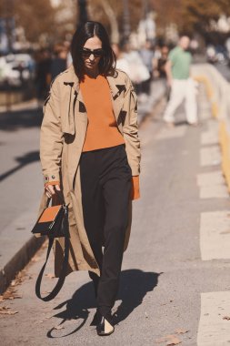 27 Eylül 2018: Paris, Fransa - Paris moda haftası sırasında şık bir kıyafet ile kız.
