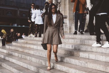 1 Ekim 2018: Paris, Fransa - Paris moda haftası sırasında sokak stil kıyafeti - Pfwss19