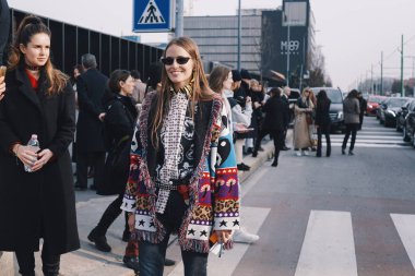 Milan, İtalya - 21 Şubat 2018: Modelleri, blogcular ve Milano Moda Haftası sırasında moda ve şık görünümlü etkilendiği isimlerden.