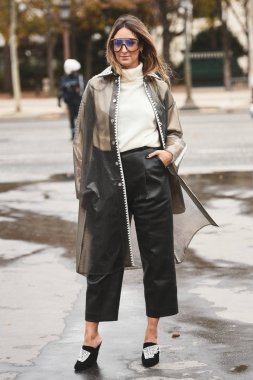 2 Ekim 2018: Paris, Fransa - Paris moda haftası sırasında sokak stil kıyafeti - Pfwss19