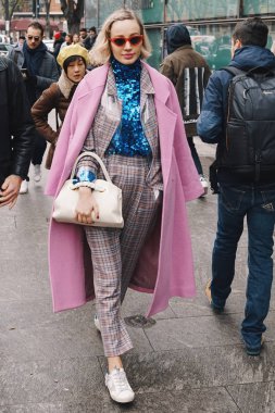 Milan, İtalya - 24 Şubat 2018: Modelleri, blogcular ve Milano Moda Haftası sırasında moda ve şık görünümlü etkilendiği isimlerden.