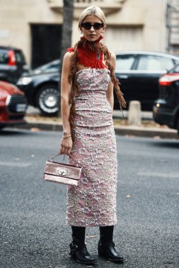 2 Ekim 2018: Paris, Fransa - etkileyen şık kıyafeti Paris moda haftası - Pfwss19 poz ile