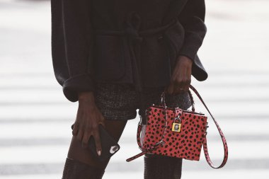 1 Ekim 2018: Paris, Fransa - ayrıntılı süslü kıyafeti - sokak stili Paris moda haftası - Pfwss19