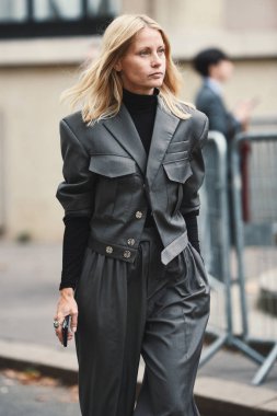 2 Ekim 2018: Paris, Fransa - Paris moda haftası sırasında sokak stil kıyafeti - Pfwss19