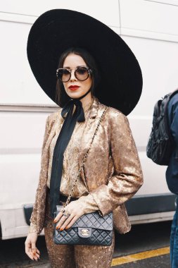 Milan, İtalya - 22 Şubat 2018: Moda şık giyim ve aksesuarları bir kızla sırasında görünümünü Milan Fashion Week.
