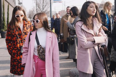 Milan, İtalya - 21 Şubat 2018: Moda kızlar Gucci moda sonra poz Milano Moda haftasında - sokak stili kavramı göstermek