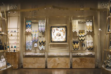 Milan, İtalya - 23 Şubat 2018: Versace lüks tulum Milan deposunda.