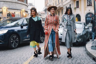Milan, İtalya - 23 Şubat 2018: Modelleri, blogcular ve Milano Moda Haftası sırasında moda ve şık görünümlü etkilendiği isimlerden.
