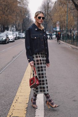 Milan, İtalya - 22 Şubat 2018: Fendi gösterdikten sonra Milano Moda haftasında şık kıyafet poz ile kız.