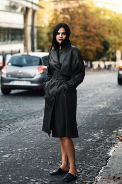 30 Eylül 2018: Paris, Fransa - etkileyen şık kıyafeti Paris moda haftası - Pfwss19 poz ile