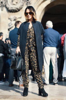 1 Ekim 2018: Paris, Fransa - Paris moda haftası sırasında sokak stil kıyafeti - Pfwss19