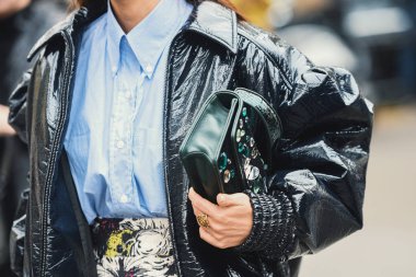 2 Ekim 2018: Paris, Fransa - Paris moda haftası sırasında sokak stil kıyafeti - Pfwss19