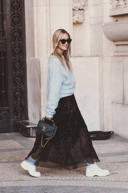29 Eylül 2018: Paris, Fransa - Paris Fashion Week, street style kavramı - Pfwss19 sırasında şık kıyafet