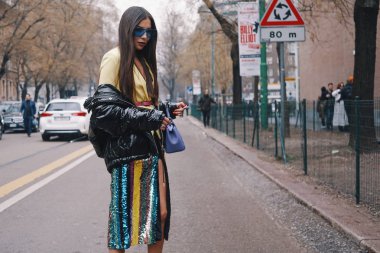 Milan, İtalya - 22 Şubat 2018: Moda şık giyim ve aksesuarları bir kızla sırasında görünümünü Milan Fashion Week.
