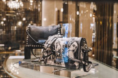 Milan, İtalya - 23 Şubat 2018: Prada çanta içinde bir stok Milan - lüks alışveriş kavramı içinde