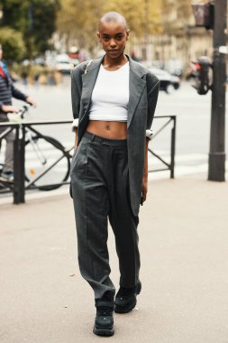 2 Ekim 2018: Paris, Fransa - etkileyen şık kıyafeti Paris moda haftası - Pfwss19 poz ile