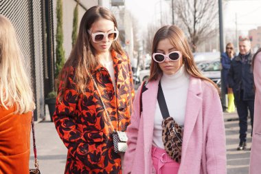 Milan, İtalya - 21 Şubat 2018: Moda kızlar Gucci moda sonra poz Milano Moda haftasında - sokak stili kavramı göstermek