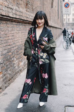 Milan, İtalya - 21 Şubat 2018: Milano Moda Haftası sırasında poz Asyalı kız.