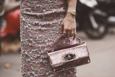 2 Ekim 2018: Paris, Fransa - kız bir defile sonra Paris moda haftası - Pfwss19 şık bir Miu Miu el çantası giyiyor
