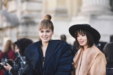 29 Eylül 2018: Paris, Fransa - Paris moda haftası sırasında sokak stil kıyafeti - Pfwss19