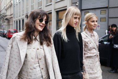 Milan, İtalya - 22 Şubat 2018: Fendi gösterdikten sonra Milano Moda haftasında - sokak stili kavram yürümeye moda kız.