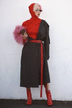 30 Eylül 2018: Paris, Fransa - moda etkileyen bir defile sırasında Paris moda haftası - Pfwss19 önce poz Balenciaga kıyafeti giymiş