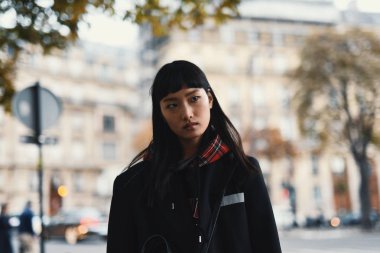 30 Eylül 2018: Paris, Fransa - moda model bir gösterisi sırasında Paris moda haftası - Pfwss19 sonra poz