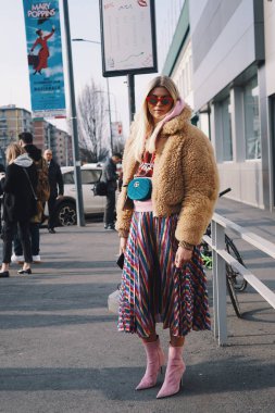 Milan, İtalya - 21 Şubat 2018: Moda kızlar Gucci moda sonra poz Milano Moda haftasında - sokak stili kavramı göstermek