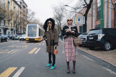 Milan, İtalya - 21 Şubat 2018: Modelleri, blogcular ve Milano Moda Haftası sırasında moda ve şık görünümlü etkilendiği isimlerden.