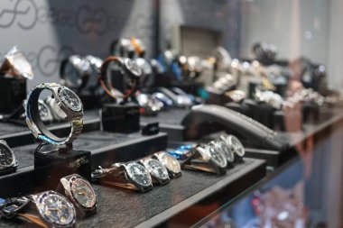 Milan, İtalya - 24 Şubat 2018: Erkek lüks saatler bir mağazada Vittorio Emanuele II Galerisi.