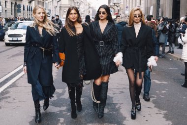 Milan, İtalya - 24 Şubat 2018: Göstermek moda modelleri, blogcular ve poz ve Ermanno Scervino sonra sokakta yürüme etkilendiği isimlerden Milan Fashion Show sırasında.
