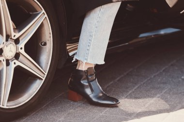 30 Eylül 2018: Paris, Fransa - şık ayakkabı ve Paris moda haftası sırasında sokak stil kıyafeti - Pfwss19
