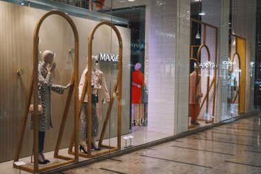 Milan, İtalya - 24 Şubat 2018: Max Mara moda mağaza Milano'da.