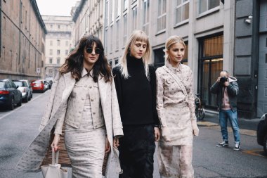 Milan, İtalya - 22 Şubat 2018: Max Mara giyim ve aksesuar Milano Moda haftasında giyen kız moda.