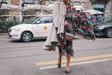 Milan, İtalya - 24 Şubat 2018: Milano Moda Haftası sırasında poz bir etki unsuru dışında bir defile, abartılı kıyafet.