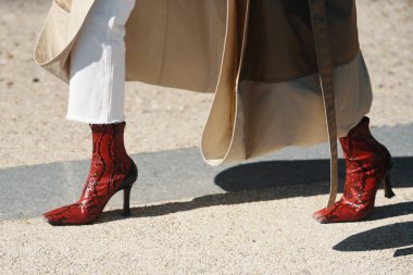 27 Eylül 2018: Paris, Fransa - moda ayakkabı ve Paris moda haftası sırasında şık kıyafeti ile kız - Pfwss19