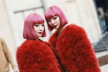 1 Ekim 2018: Paris, Fransa - ikizler Ayax Amiaya ve Ami Amiaya dışında bir defile sırasında Paris moda haftası - Pfwss19